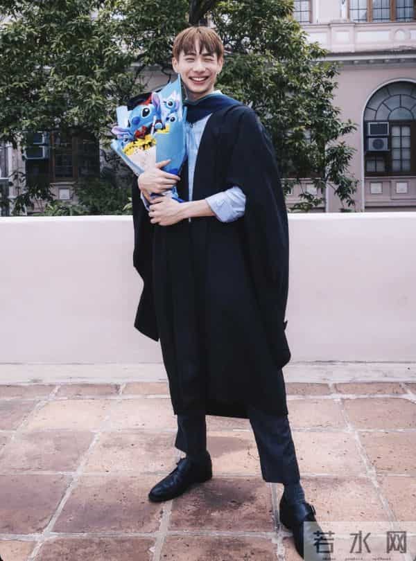 罗霖参加29岁长子硕士毕业礼，晒母子合照颇感慨，一人养大仨儿子