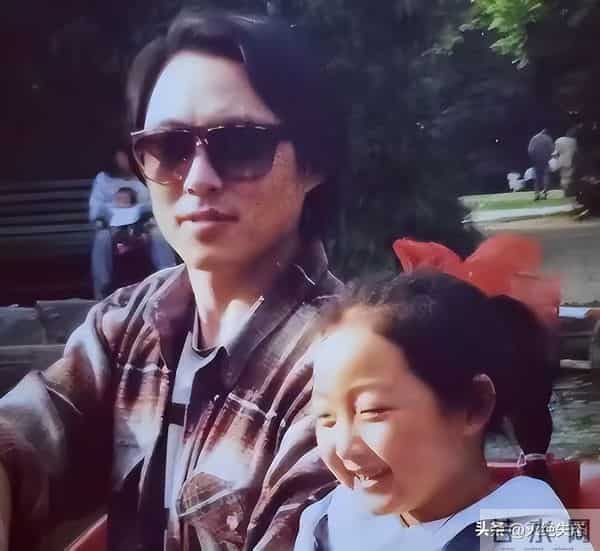 他是红楼第一美男，今62岁享受天伦，住豪宅被家里仨女的“拿捏”