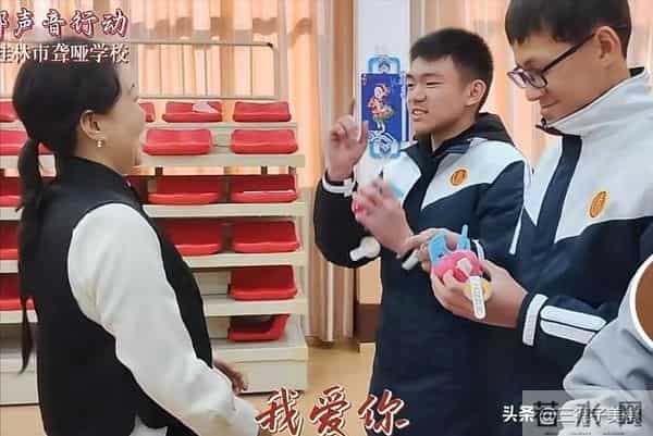 官宣离婚一年后，50岁的龚琳娜喜讯不断，外国前夫却只能发酸评