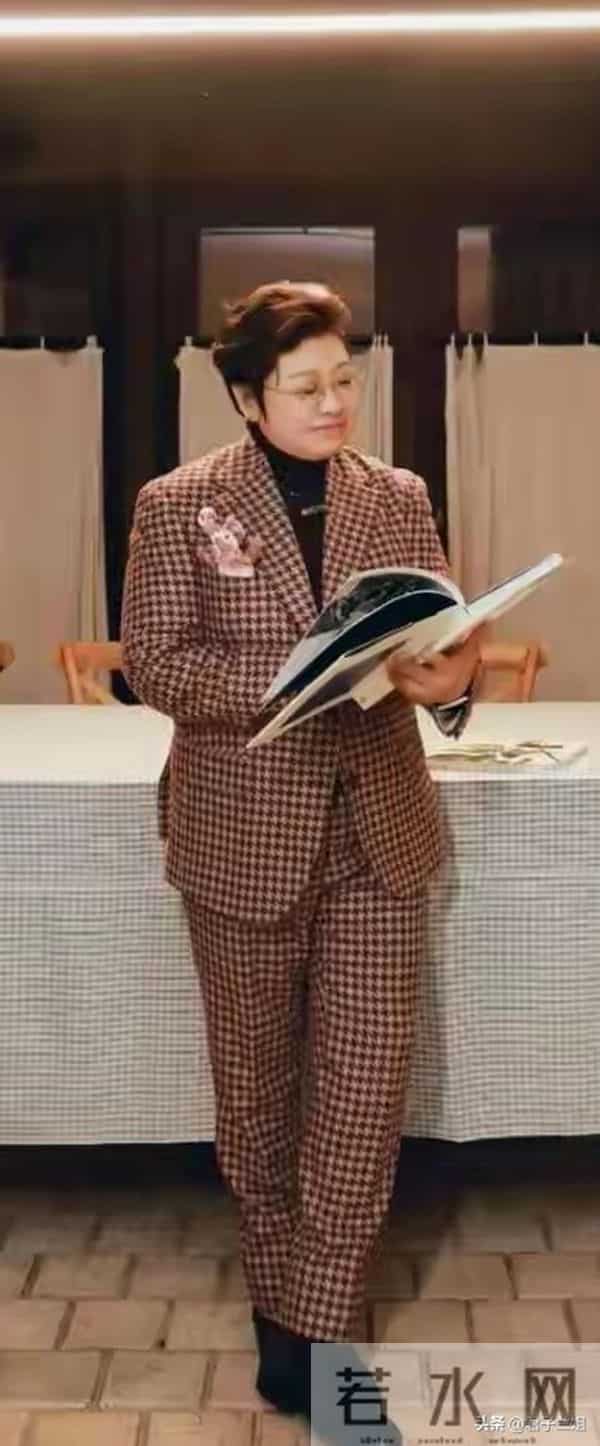 这是韩红啊变化太大了,打扮超有气质,漂亮得让我差点没认出来