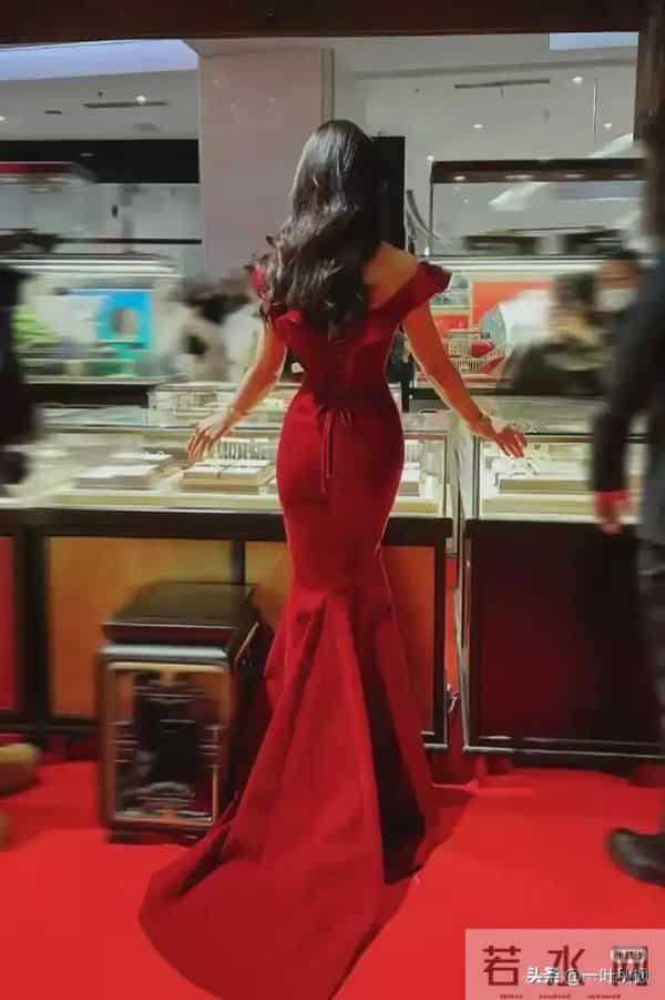 哇塞!刘涛这肥臀,算是圈内第一了吧,麻花辫配包臀裙太显年轻了