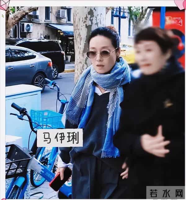 马伊琍回上戏80周年庆生，丸子头造型随性，松弛感拉满状态佳