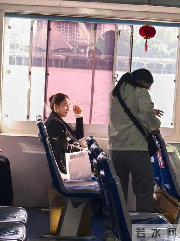 江一燕温州街头被偶遇,穿短裙腿被冻到黑紫,脸馒化到差点认不出