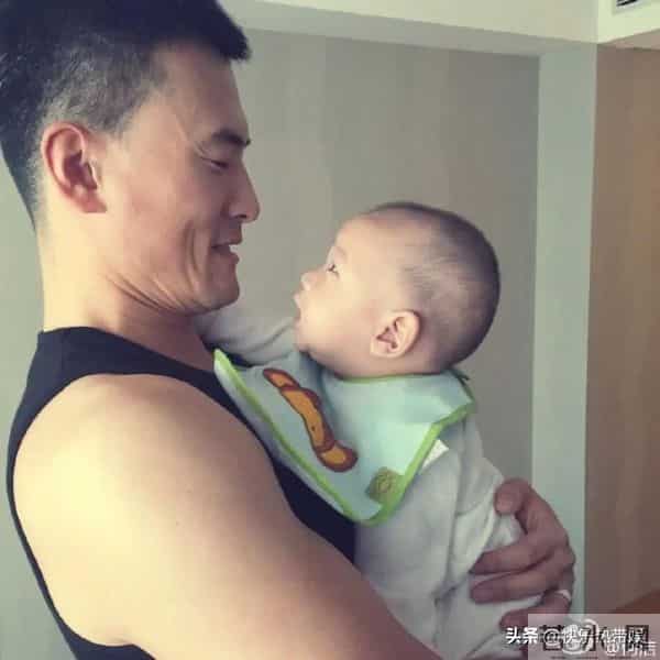 赫子铭透露早已再婚生娃,媳妇儿带娃在外地读书,难怪不想前两个