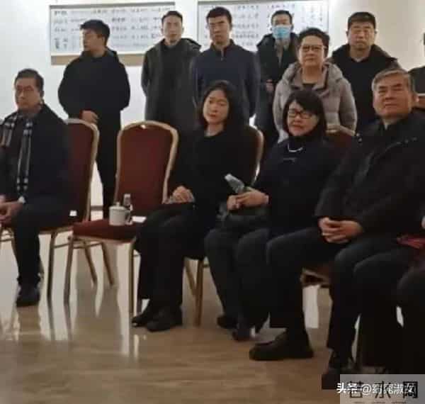 杨振宁走后,翁帆首次露面,妈妈陪同看展览,两人有说有笑状态好