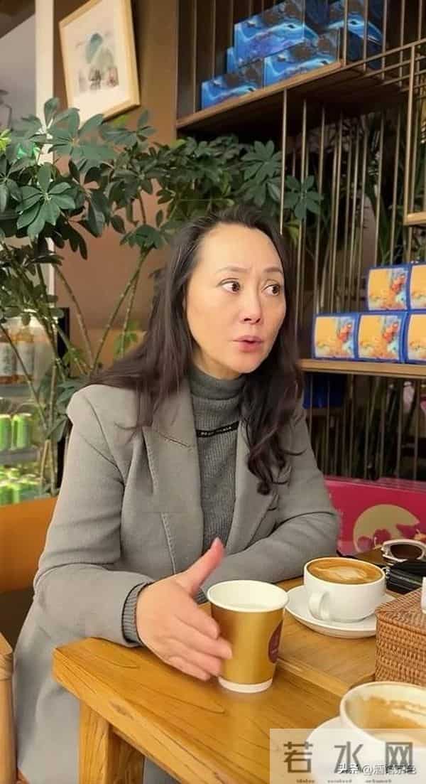 大宋佳现身上戏80年校庆,63岁状态依旧惊艳,比利时老公未现身