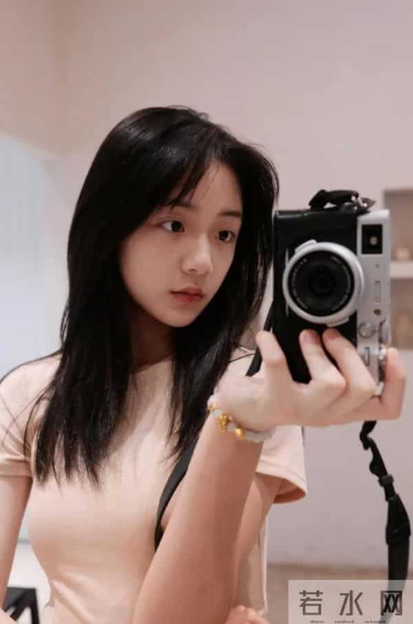 童星冯雪雅写真,这身姿太有大明星的范儿了