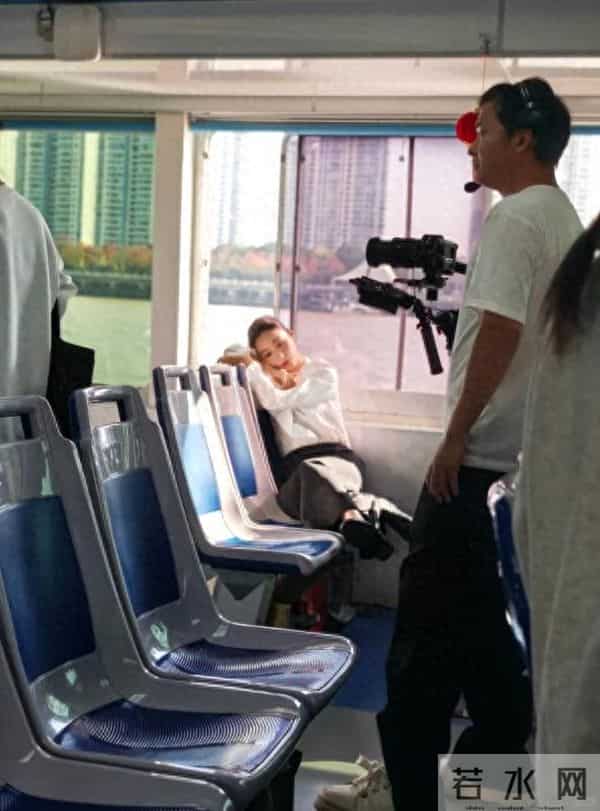 江一燕温州街头被偶遇,穿短裙腿被冻到黑紫,脸馒化到差点认不出