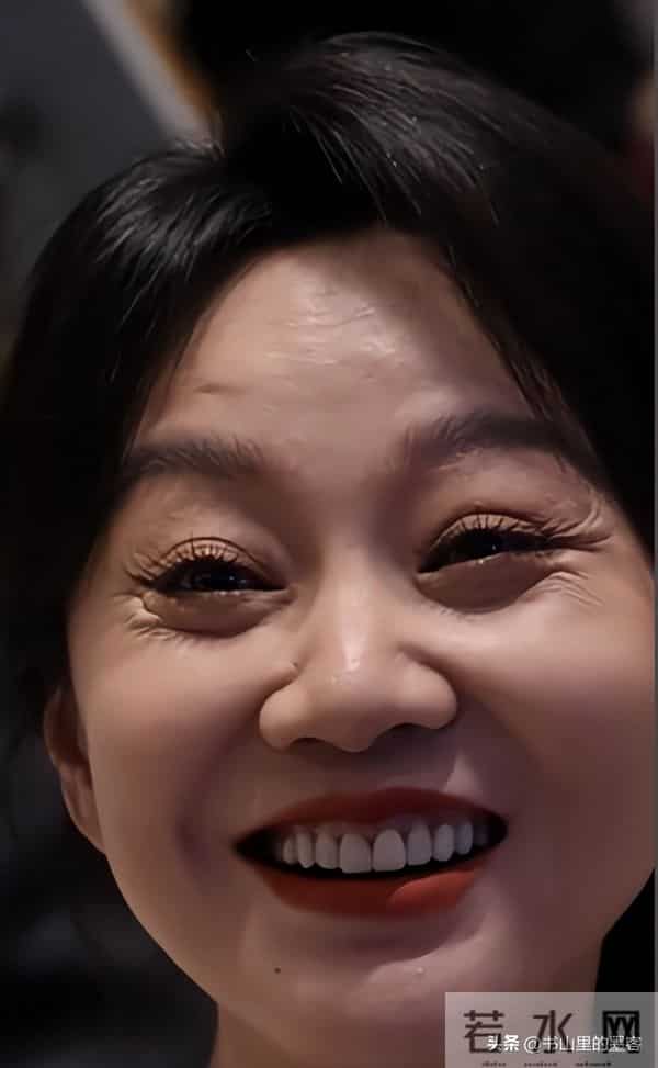 54岁闫妮变样：脸油腻嘴歪斜，身材发福像大妈，一代女神认不出了