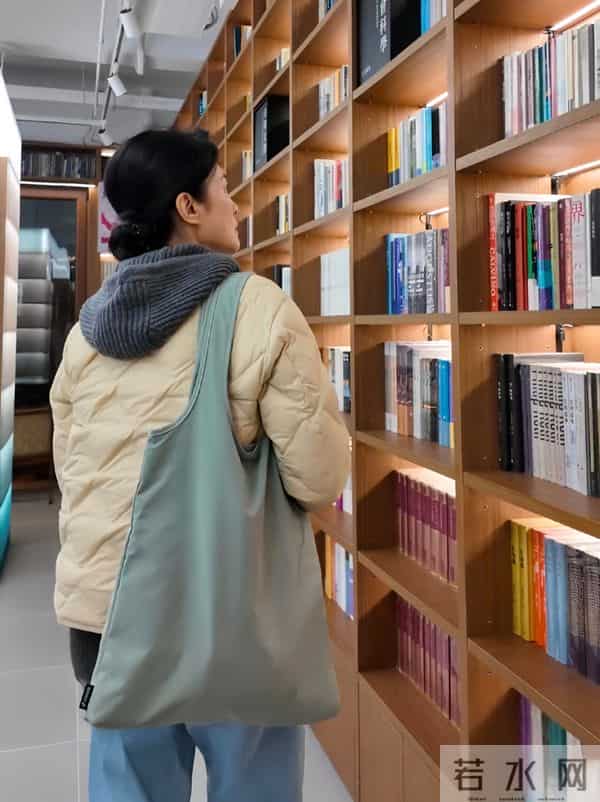 周涛书店打卡,浅米色棉服配低马尾,知性温婉尽显优雅气质