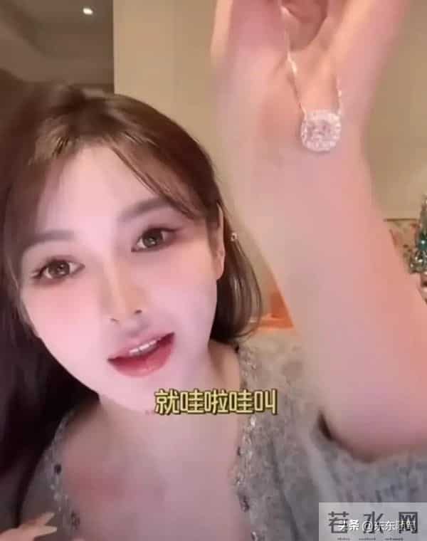 叶柯听见女儿哭 不耐烦捂耳朵 黄晓明妈只照看Angelababy生的小海绵