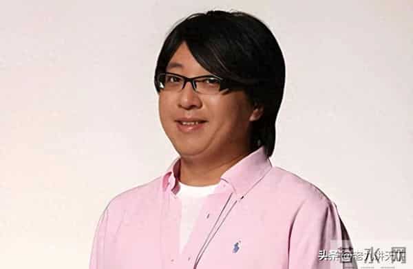 57岁袁惟仁成植物人后再病危，送医画面曝光，仅靠母亲姐姐照顾