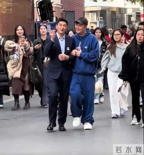 上戏80周年大合影，金世佳有少年感，陈赫靠边坐，王传君稳居C位