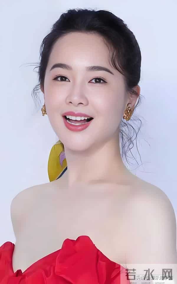红裙衬得左小青明艳动人，精致造型尽显迷人风采