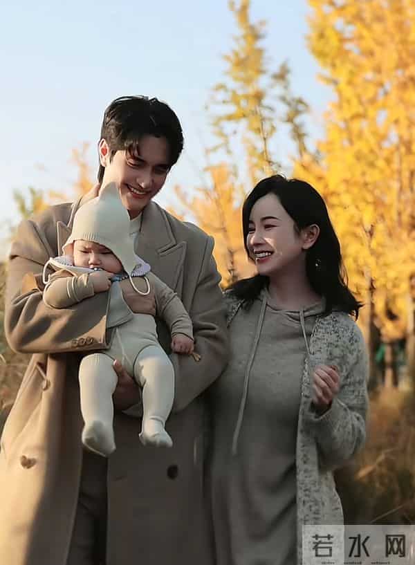 张檬一家三口赏秋，产后喂母乳胸围大了一圈，Dylan肉腿养得真壮