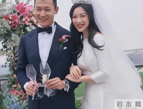 朱珠一家德国逛街，穿貂皮臃肿显土气，挤兑老公被网友怒喷