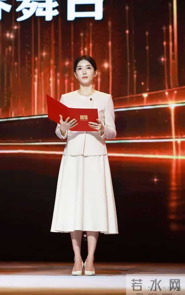 江疏影出席上戏80周年校庆,优雅又端庄,妥妥的白月光女神!