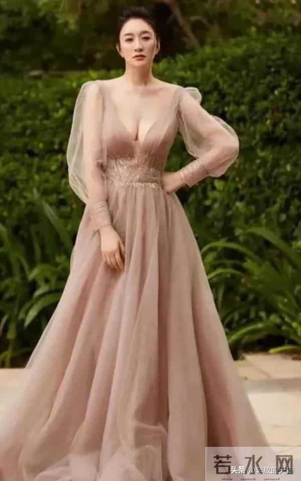 47岁李小冉人间尤物太丰满了，这谁顶得住？让人欲罢不能。