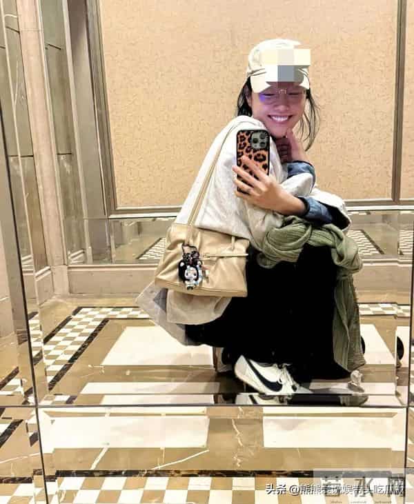 白百何真是穿搭高手！棉服+阔腿裤+棒球帽，休闲随性又减龄！