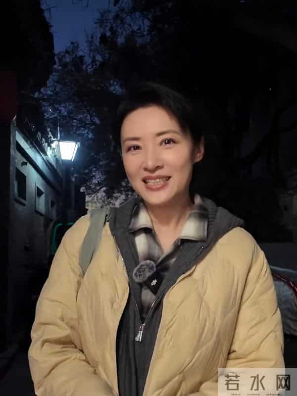 周涛书店打卡,浅米色棉服配低马尾,知性温婉尽显优雅气质