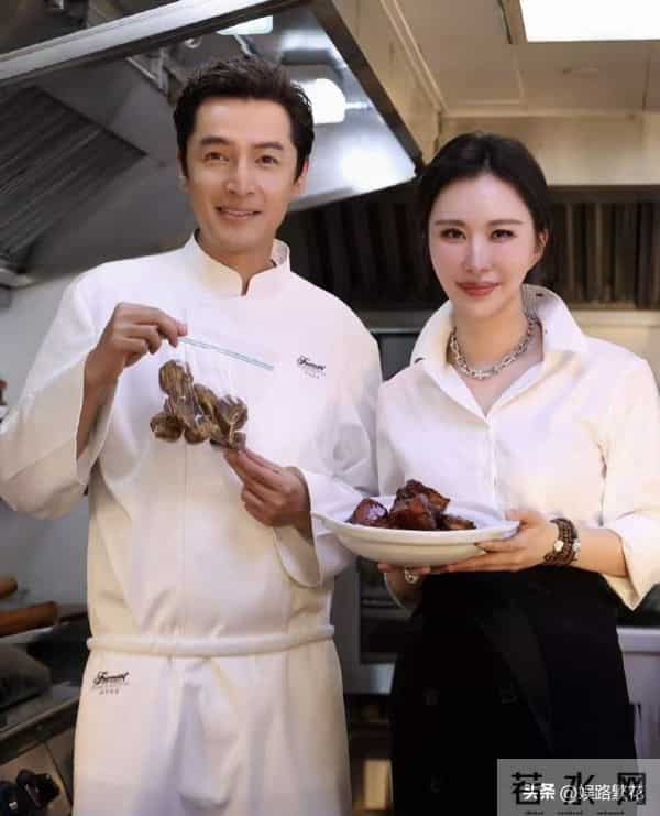 74岁王石断崖式衰老,44岁田朴珺登千米雪山,30岁年龄差藏不住了