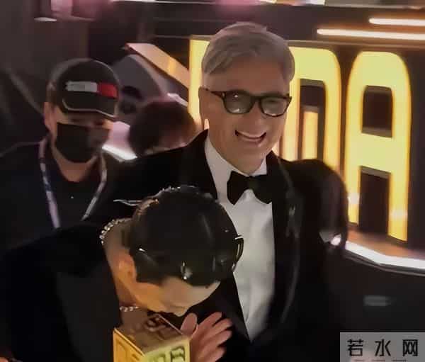 拔出萝卜带出泥！承诺裸捐56亿，火灾一毛不拔的他，这次惹众怒了