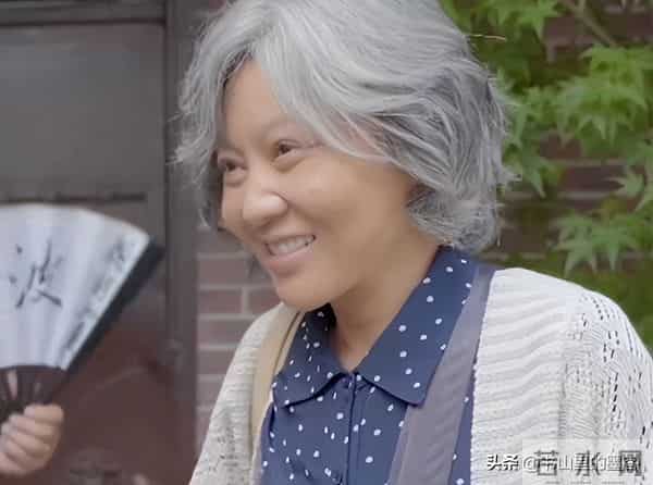 54岁闫妮变样：脸油腻嘴歪斜，身材发福像大妈，一代女神认不出了