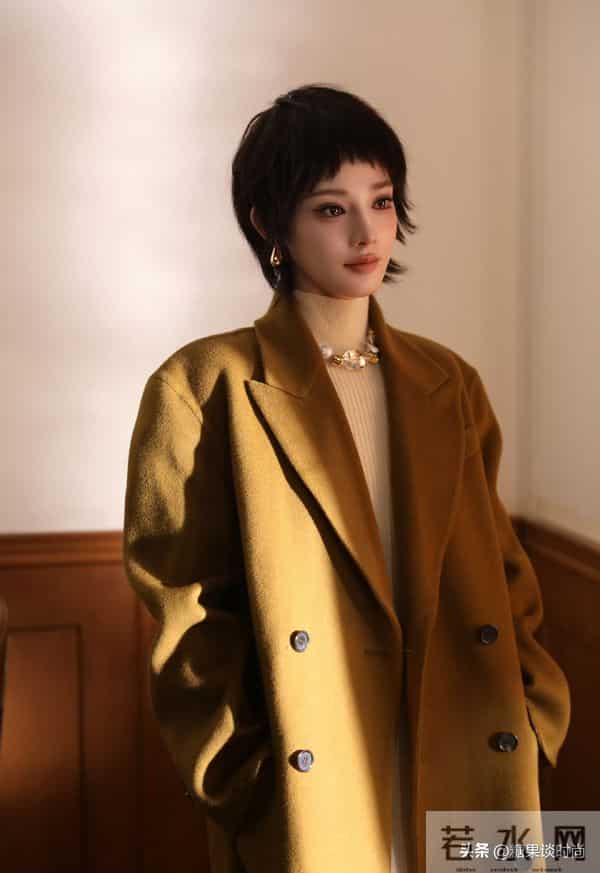 34岁的彭小苒，居然剪了短发了，身穿驼色大衣，真的是越看越耐看