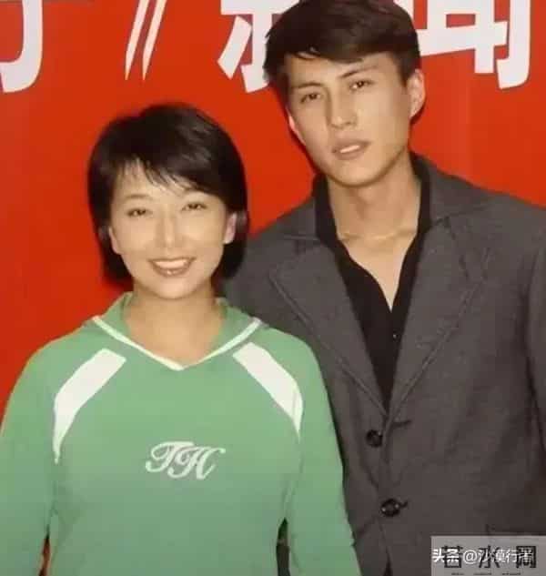 57岁江珊现状让人心酸,脸垮嘴斜,满头的白发,一代女神像老太太