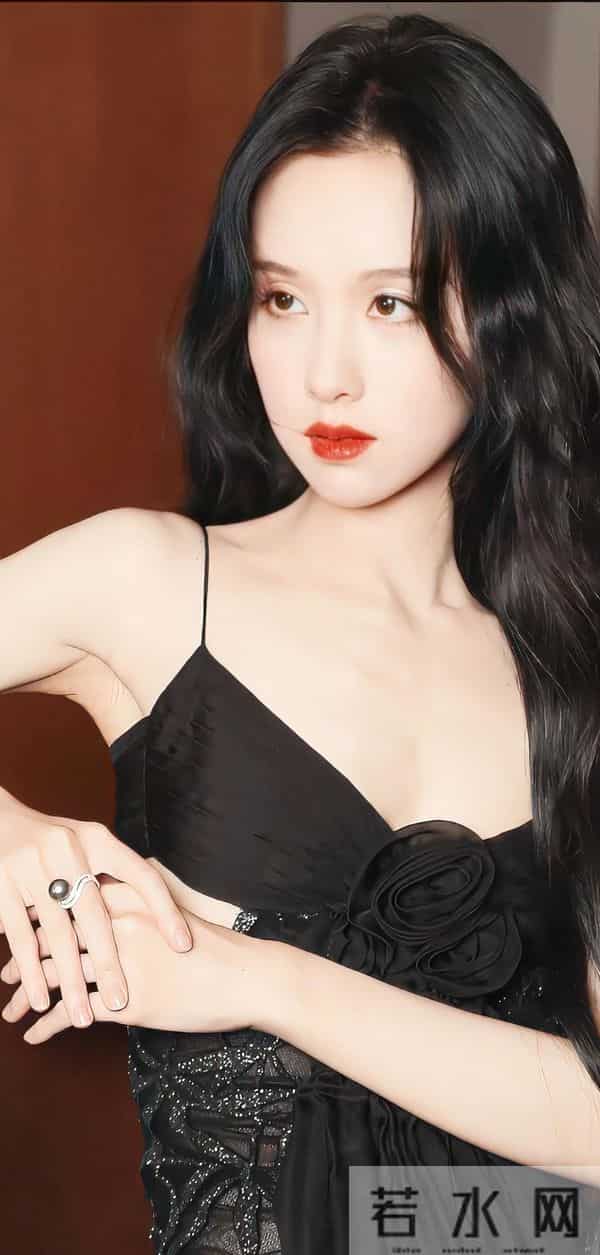 陈都灵 黑色吊带