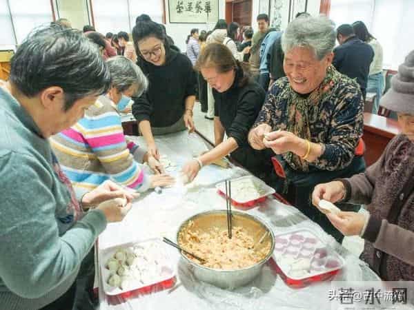 钱再多有啥用？独居英国20年靠吃速冻饺子，64岁费翔还是崩溃了