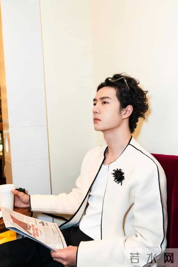 香奈儿大秀，辛芷蕾、王一博在地铁站挨着坐，影后姐和巨星弟来了