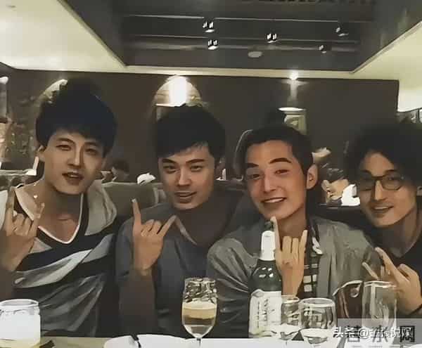 郑恺晒与陈赫等10人合影,被扒P掉7处烟盒打火机,遭吐槽一群老登