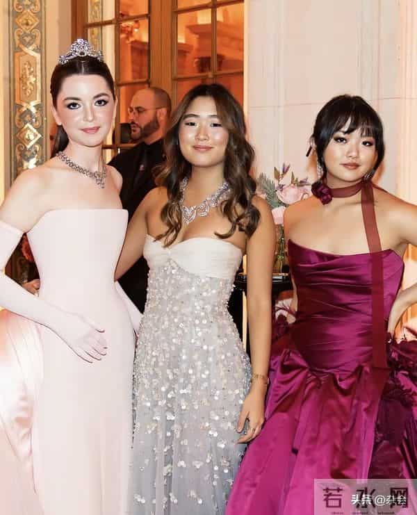 陈可辛女儿巴黎舞会美成公主，吴君如在一旁“张扬”抢风头