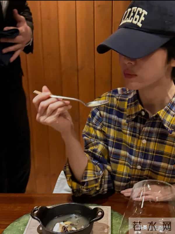 宋慧乔80斤瘦成纸片人 短发棒球帽像假小子 和中年男子贴脸搂肩合影