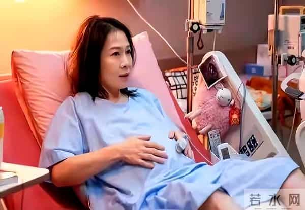 56岁刘若英变样：高龄生子断崖式衰老，脸干瘪像老太太，状态堪忧