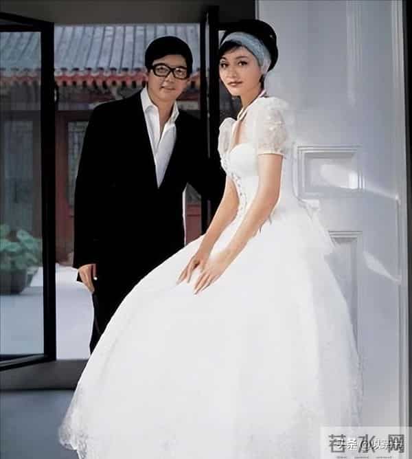 55岁张延依然优雅,父亲早逝最疼爱妈妈,和丈夫分居两地感情不变