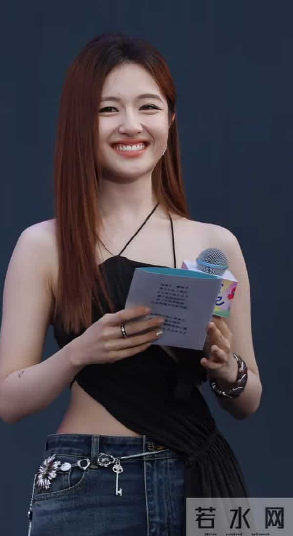 李兰迪这身材真是看一次惊艳一次，又瘦又有肉感堪称极品