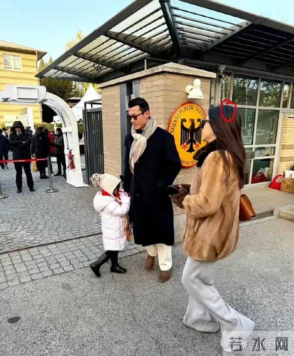 朱珠一家三口北京逛圣诞集市 朱珠挤开老公真相大白 两口子笑翻网友