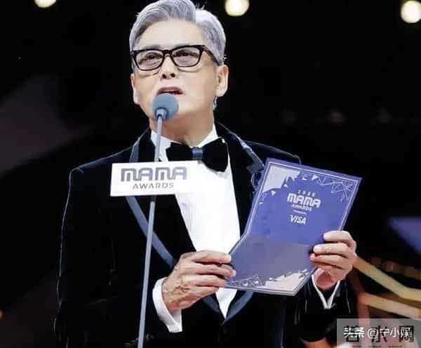 两副面孔？未见捐款却登台捞金，这次周润发被扒了老底，真相大白