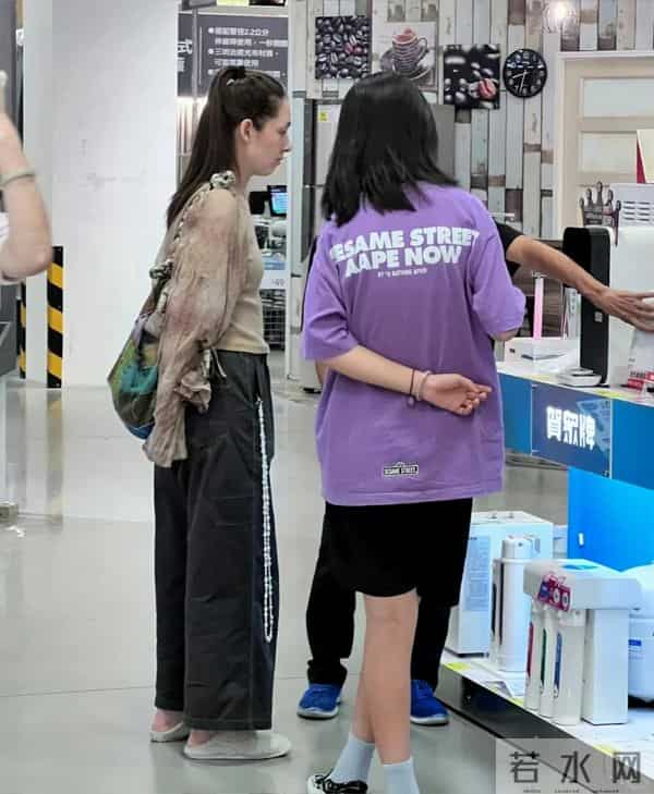 郭碧婷三亚海边捡石头,素颜眼窝深凹很疲惫,带5位助理照顾父亲