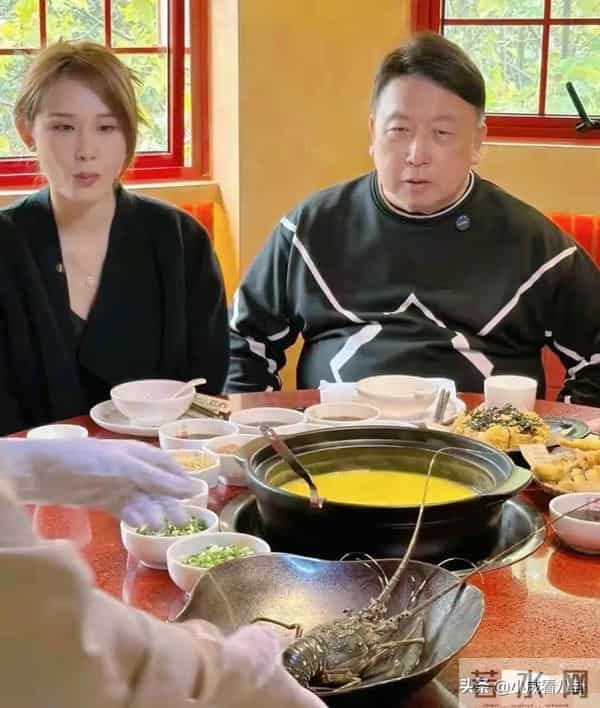 70岁导演王晶带着晶女郎在成都吃火锅,王晶肚子好大 晶女郎身材好