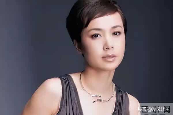 59岁蒋雯丽现状，淡出娱乐圈，定居英国，成为婚姻中真正的赢家