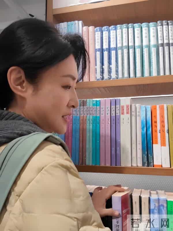 周涛书店打卡,浅米色棉服配低马尾,知性温婉尽显优雅气质