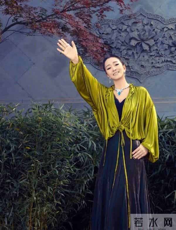 59岁巩俐现状令人感慨，白发皱纹显苍老，给“丁克”们提了个醒