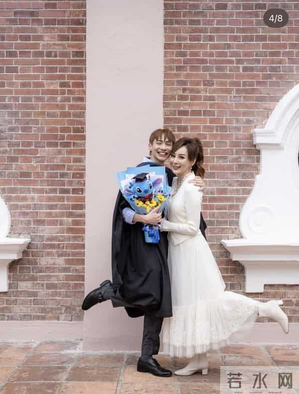 罗霖参加29岁长子硕士毕业礼，晒母子合照颇感慨，一人养大仨儿子