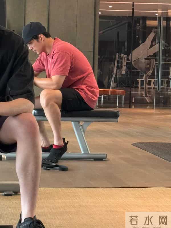 黄景瑜广西被偶遇,开京A牌照30万豪车,全程手挡太阳防止晒脸