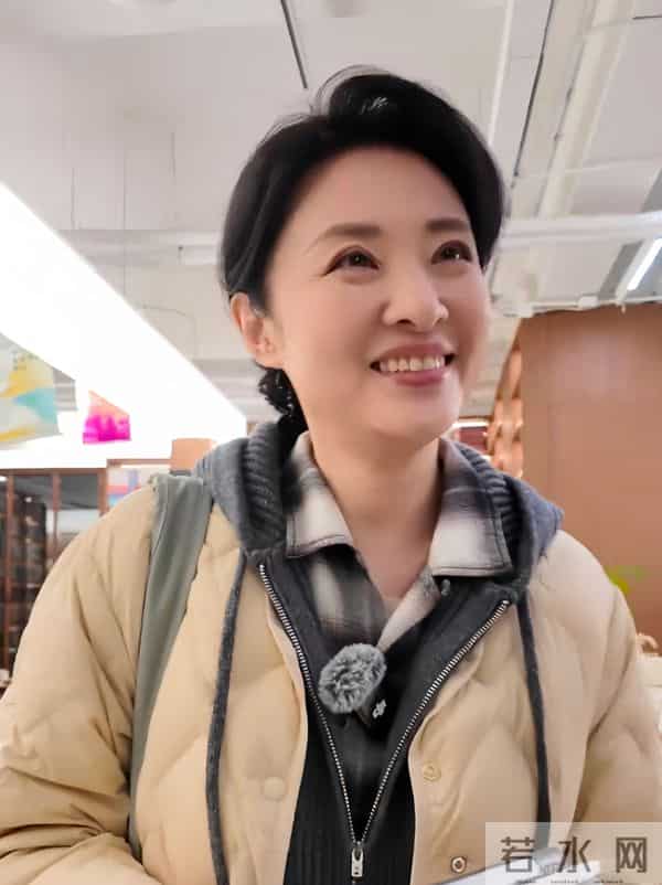 周涛书店打卡,浅米色棉服配低马尾,知性温婉尽显优雅气质