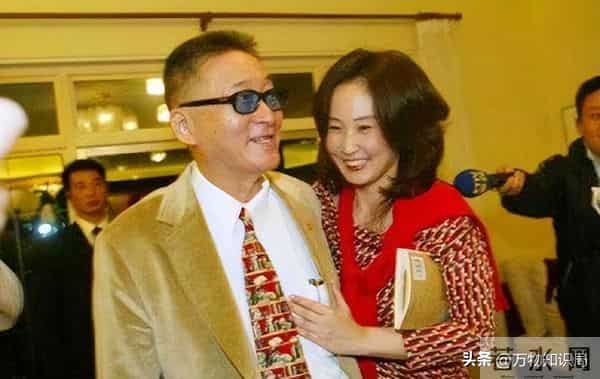 1992年，李敖与王小屯新婚留影，两人相差30岁，气质不输胡因梦