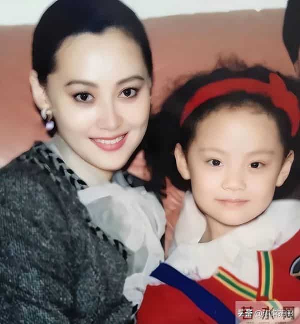 大宋佳现身上戏80年校庆,63岁状态依旧惊艳,比利时老公未现身